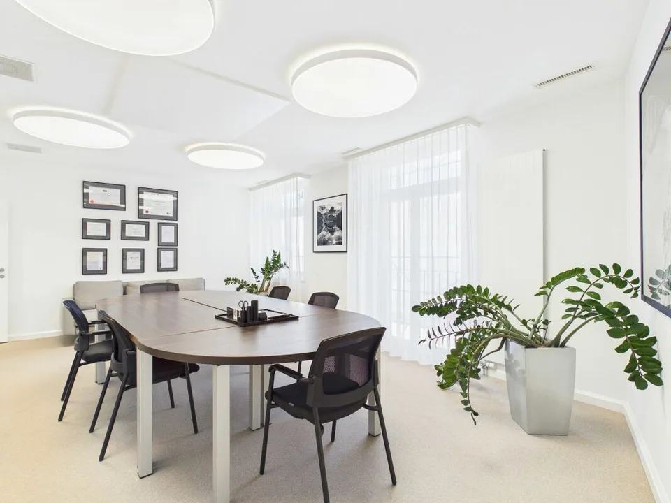High-quality office in the heart of Zurich - Representative working on Bleicherweg