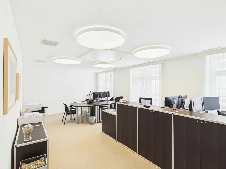 High-quality office in the heart of Zurich - Representative working on Bleicherweg