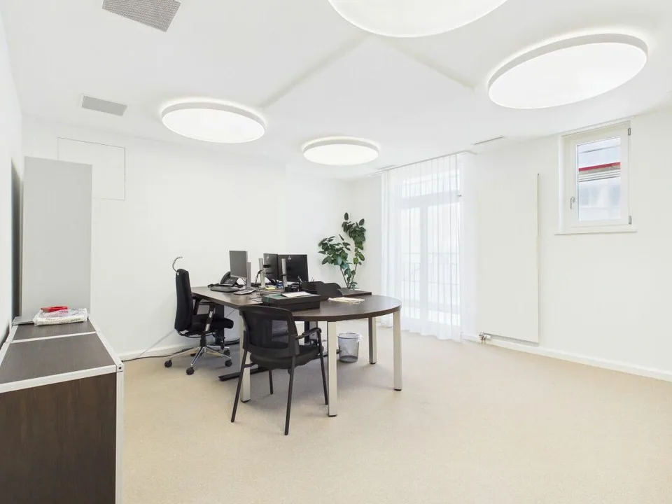 High-quality office in the heart of Zurich - Representative working on Bleicherweg