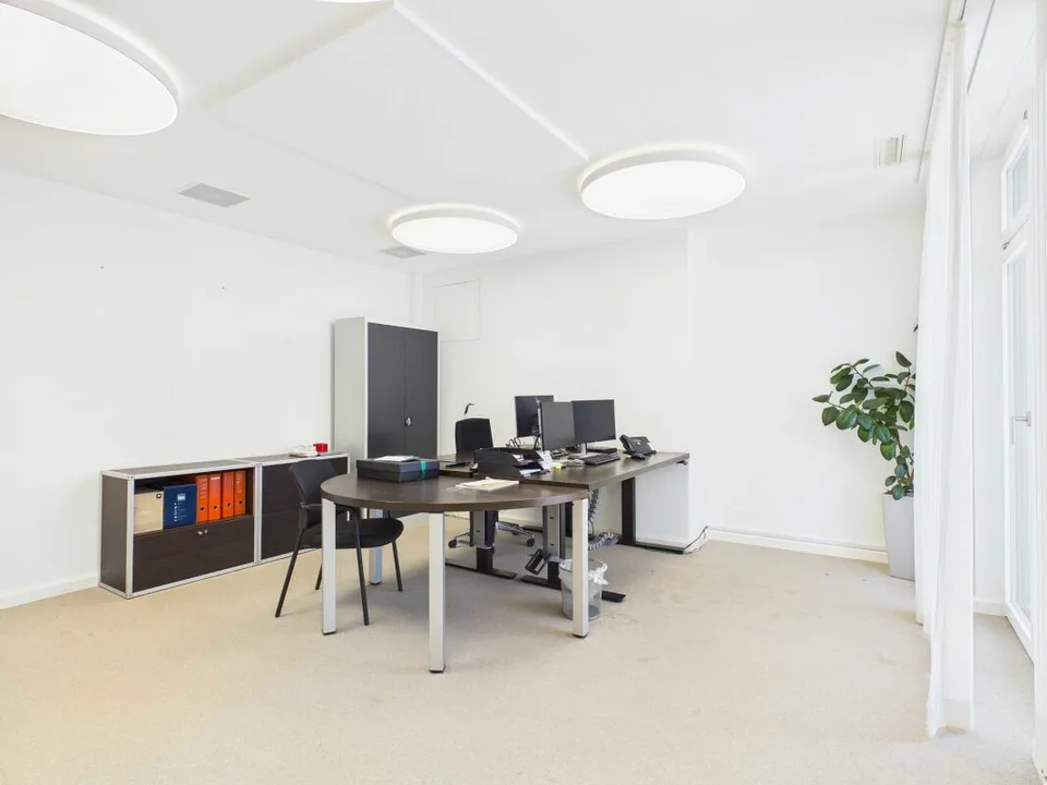 High-quality office in the heart of Zurich - Representative working on Bleicherweg