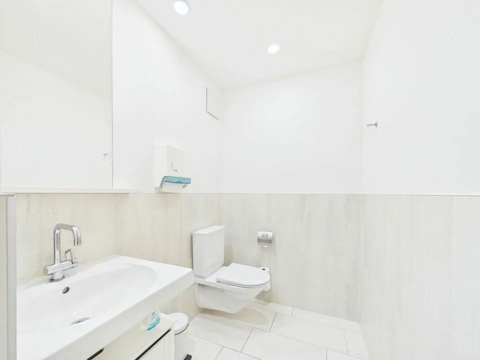 High-quality office in the heart of Zurich - Representative working on Bleicherweg