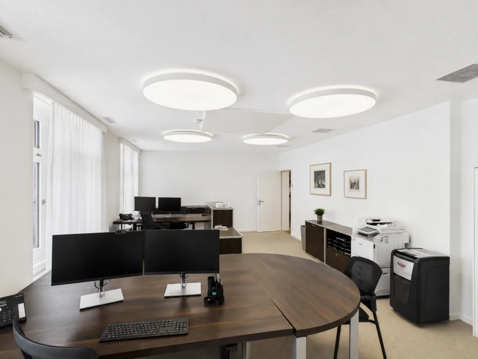 High-quality office in the heart of Zurich - Representative working on Bleicherweg