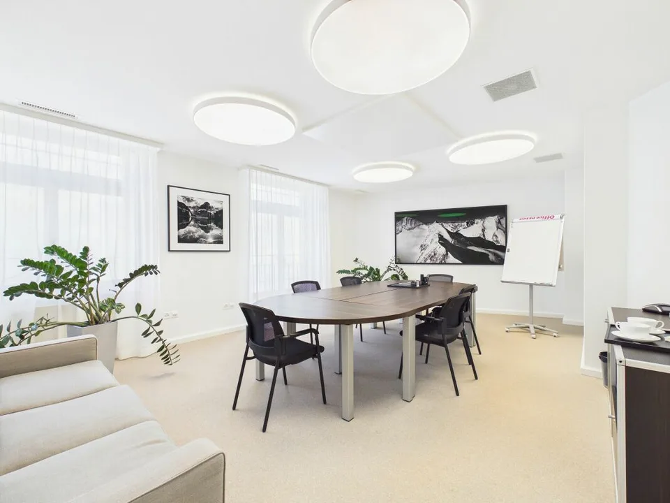 High-quality office in the heart of Zurich - Representative working on Bleicherweg