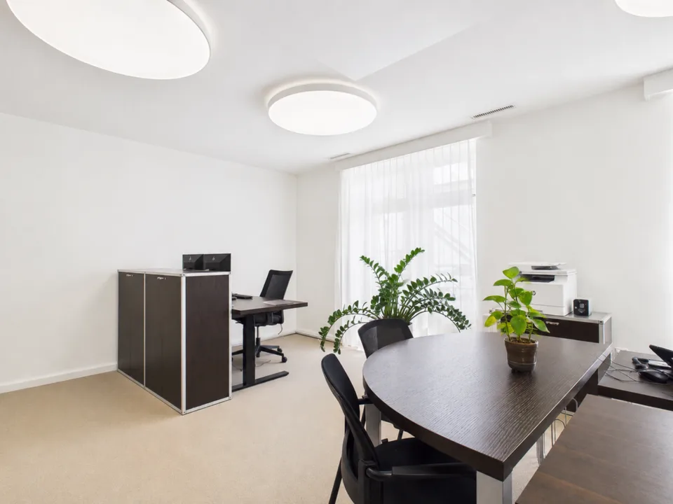 High-quality office in the heart of Zurich - Representative working on Bleicherweg