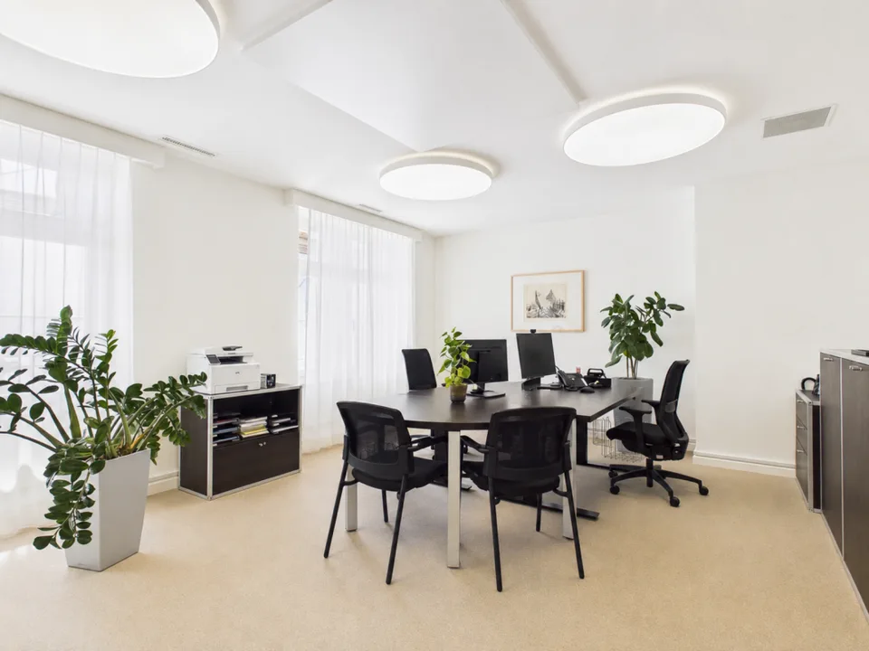 High-quality office in the heart of Zurich - Representative working on Bleicherweg