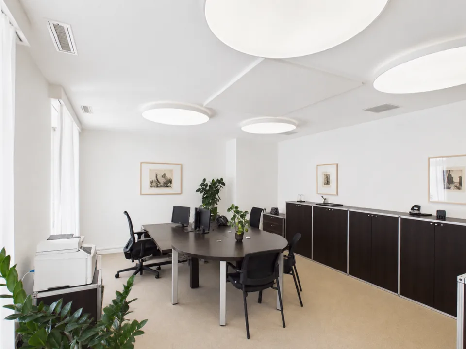 High-quality office in the heart of Zurich - Representative working on Bleicherweg