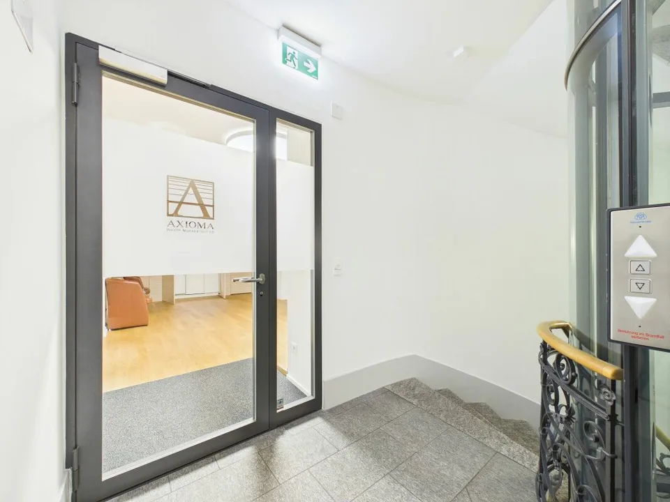 High-quality office in the heart of Zurich - Representative working on Bleicherweg