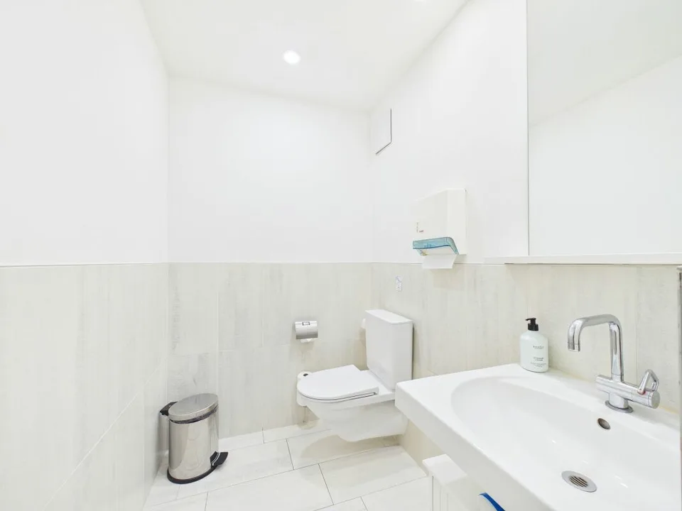 High-quality office in the heart of Zurich - Representative working on Bleicherweg