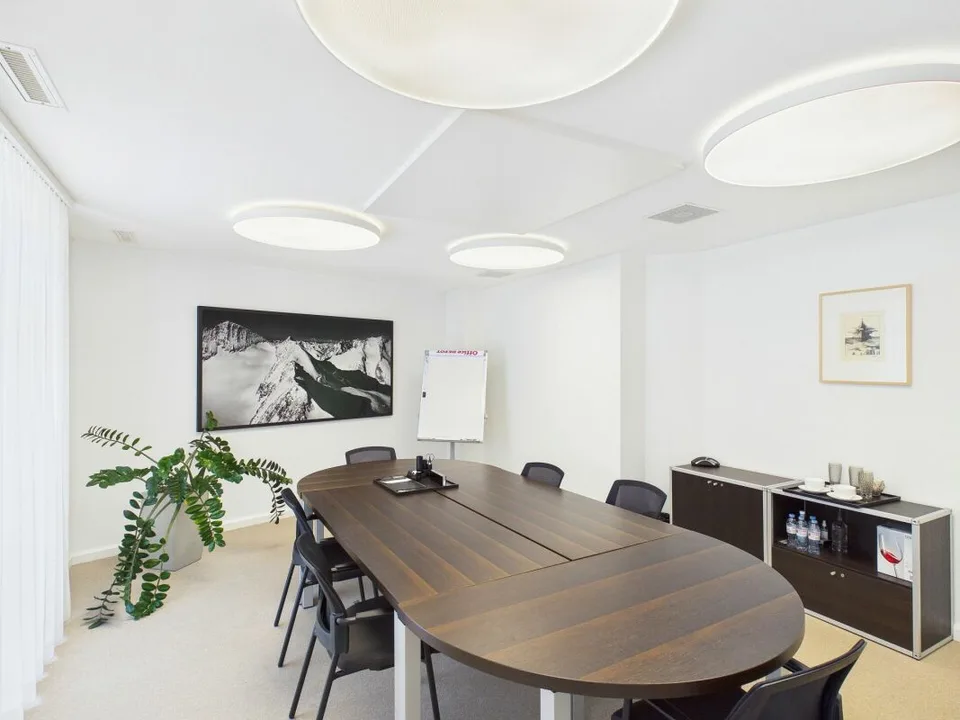 High-quality office in the heart of Zurich - Representative working on Bleicherweg