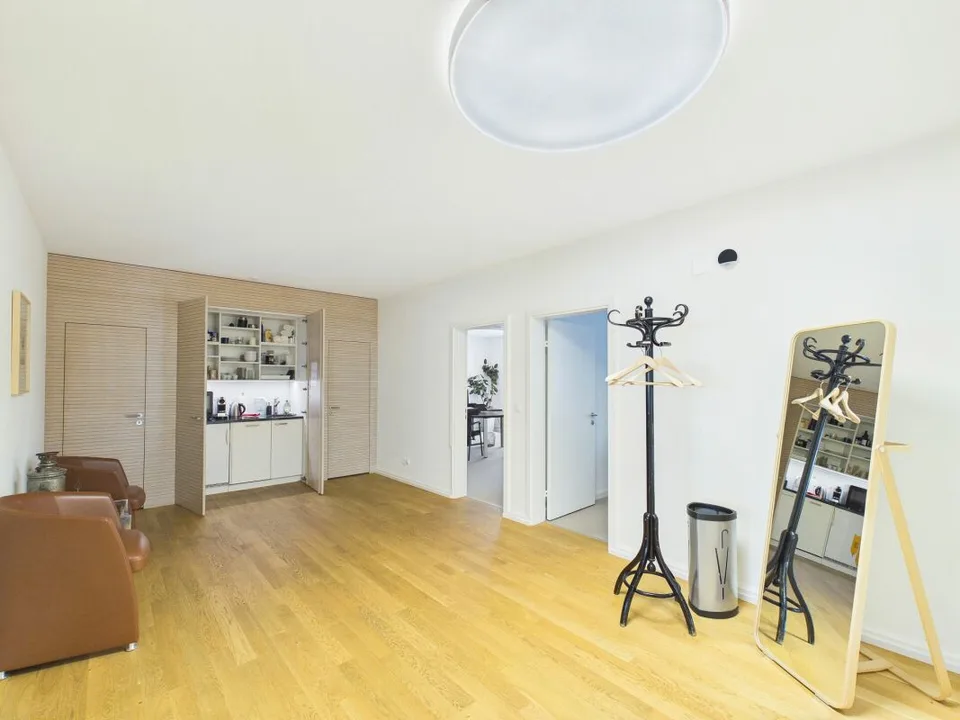 High-quality office in the heart of Zurich - Representative working on Bleicherweg