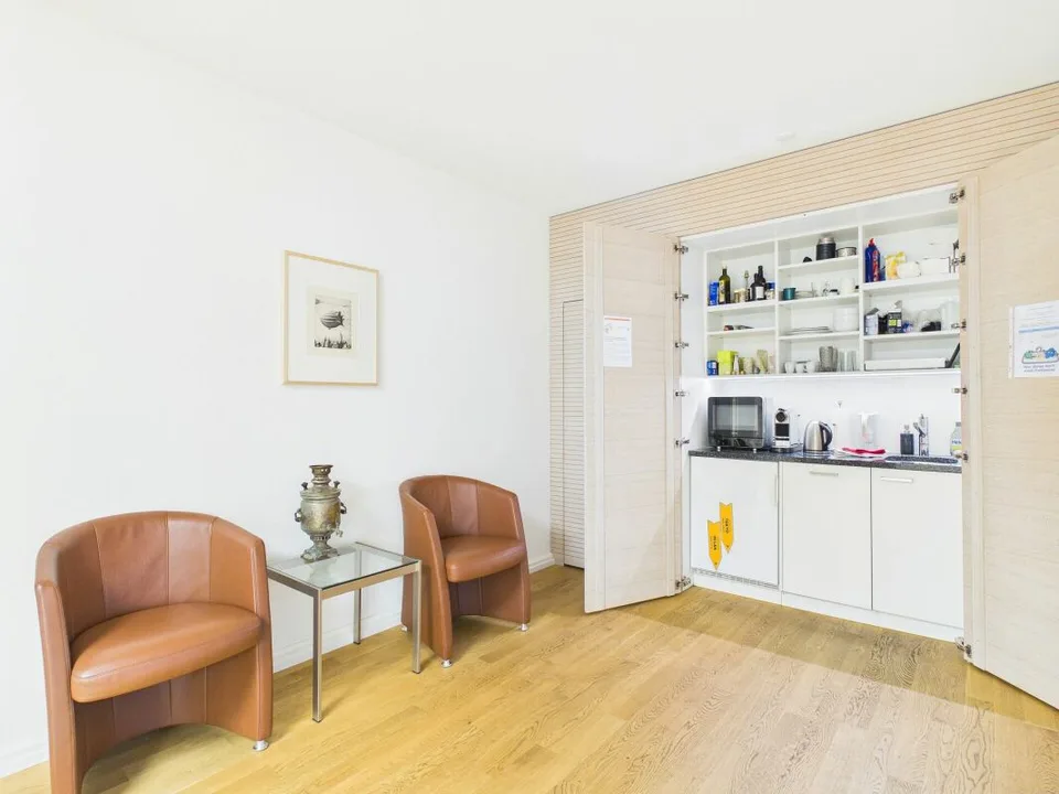 High-quality office in the heart of Zurich - Representative working on Bleicherweg