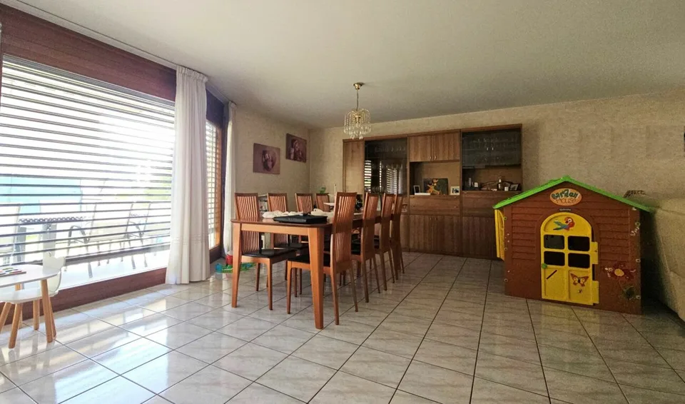 Großes Einfamilienhaus mit Garten