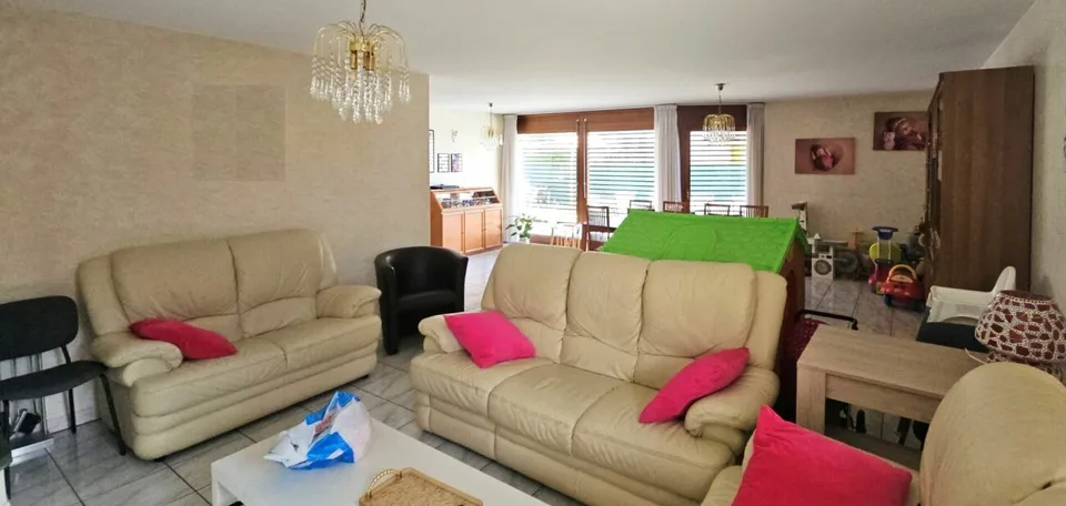 Großes Einfamilienhaus mit Garten