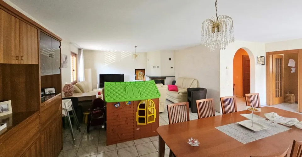 Großes Einfamilienhaus mit Garten