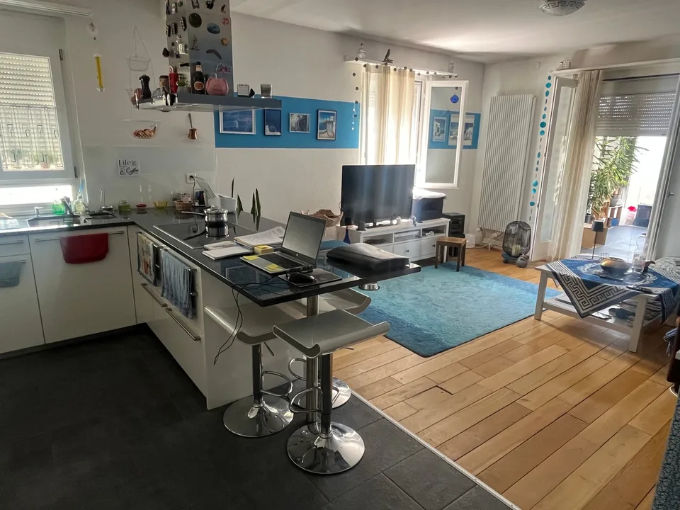 Charming single-family house with garage, winter garden, fondue room, and shed in a quiet location.