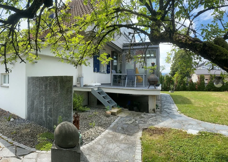 Charming single-family house with garage, winter garden, fondue room, and shed in a quiet location.