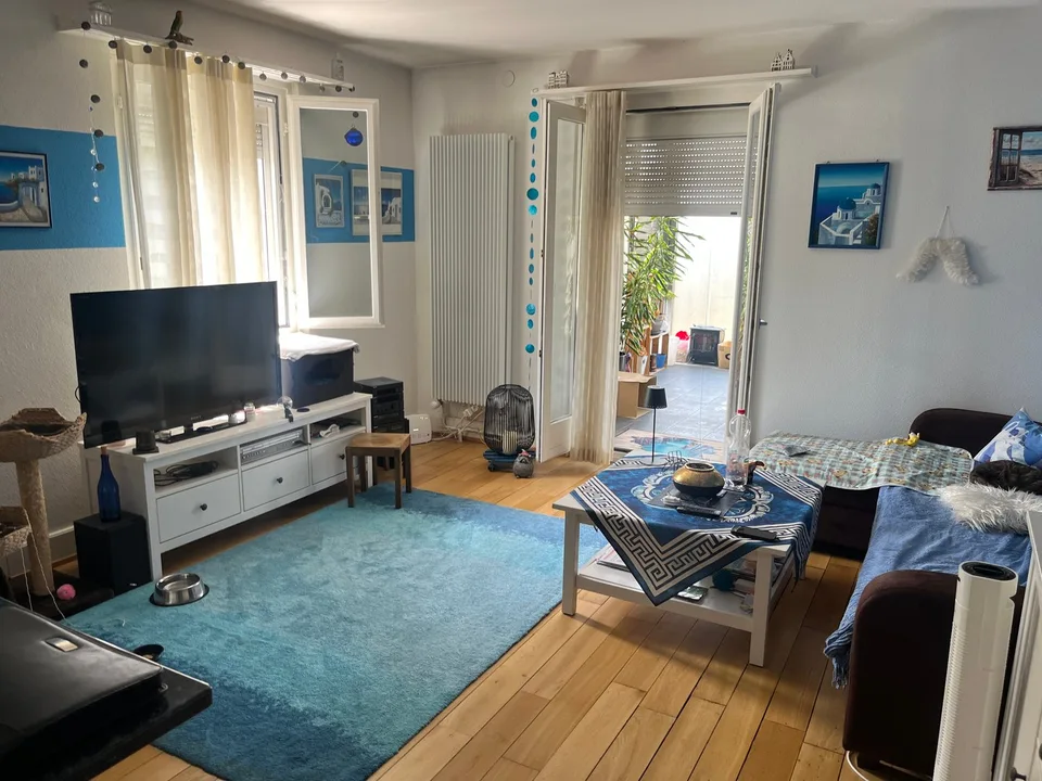 Charming single-family house with garage, winter garden, fondue room, and shed in a quiet location.