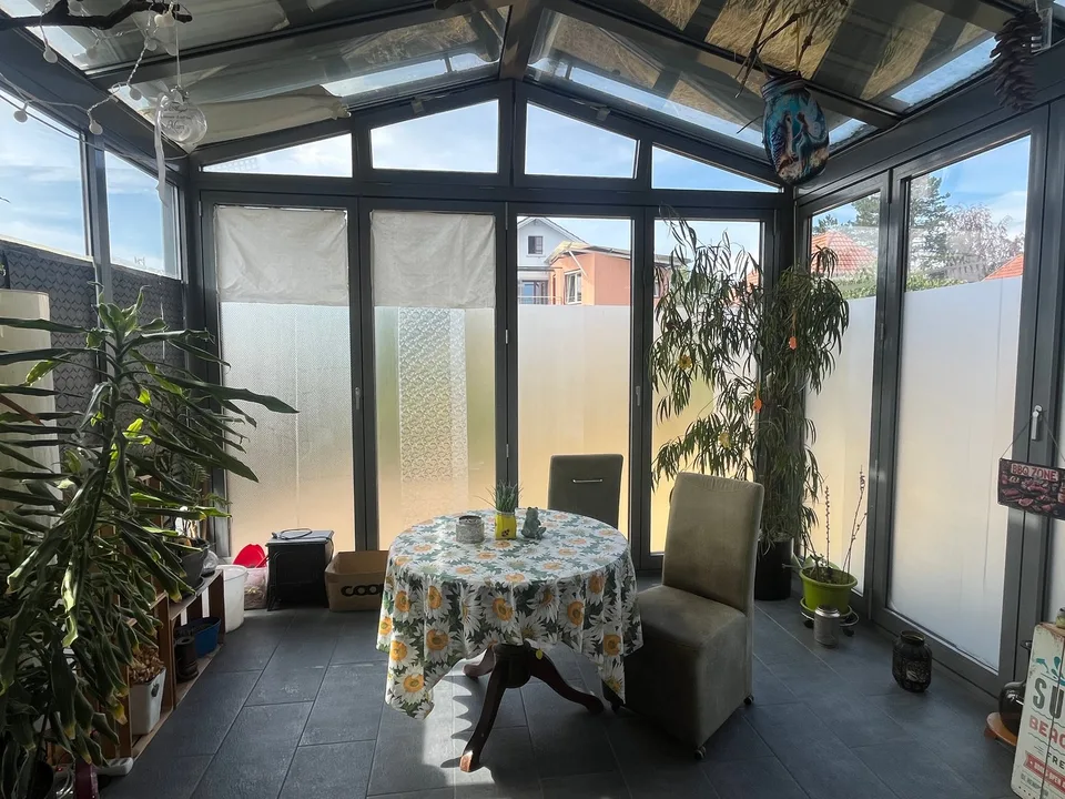 Charming single-family house with garage, winter garden, fondue room, and shed in a quiet location.