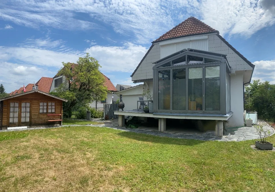 Charming single-family house with garage, winter garden, fondue room, and shed in a quiet location.