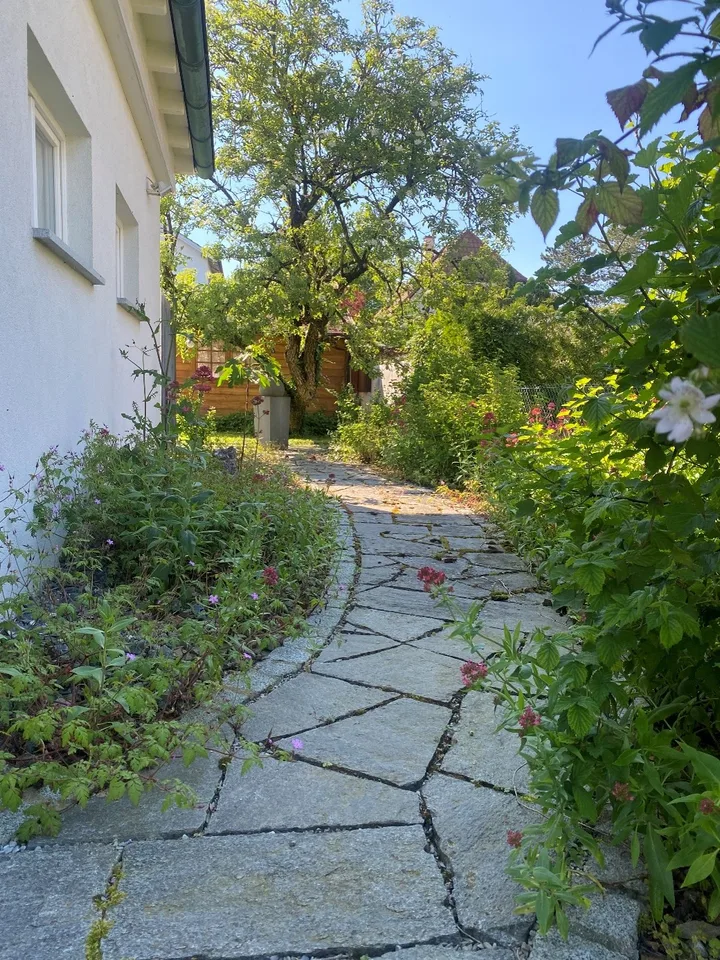 Charming single-family house with garage, winter garden, fondue room, and shed in a quiet location.