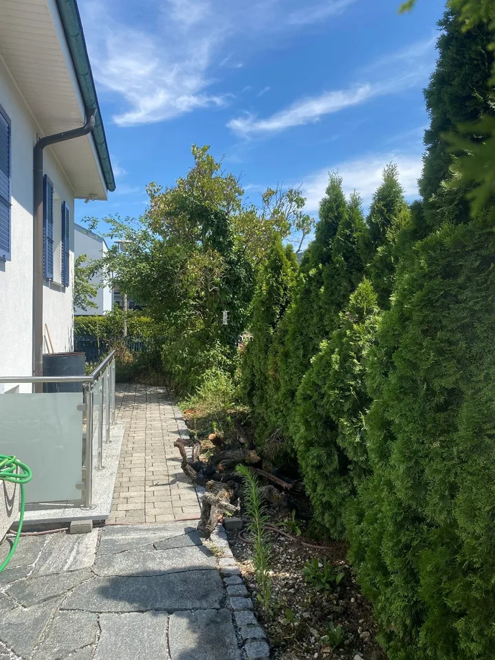 Charming single-family house with garage, winter garden, fondue room, and shed in a quiet location.