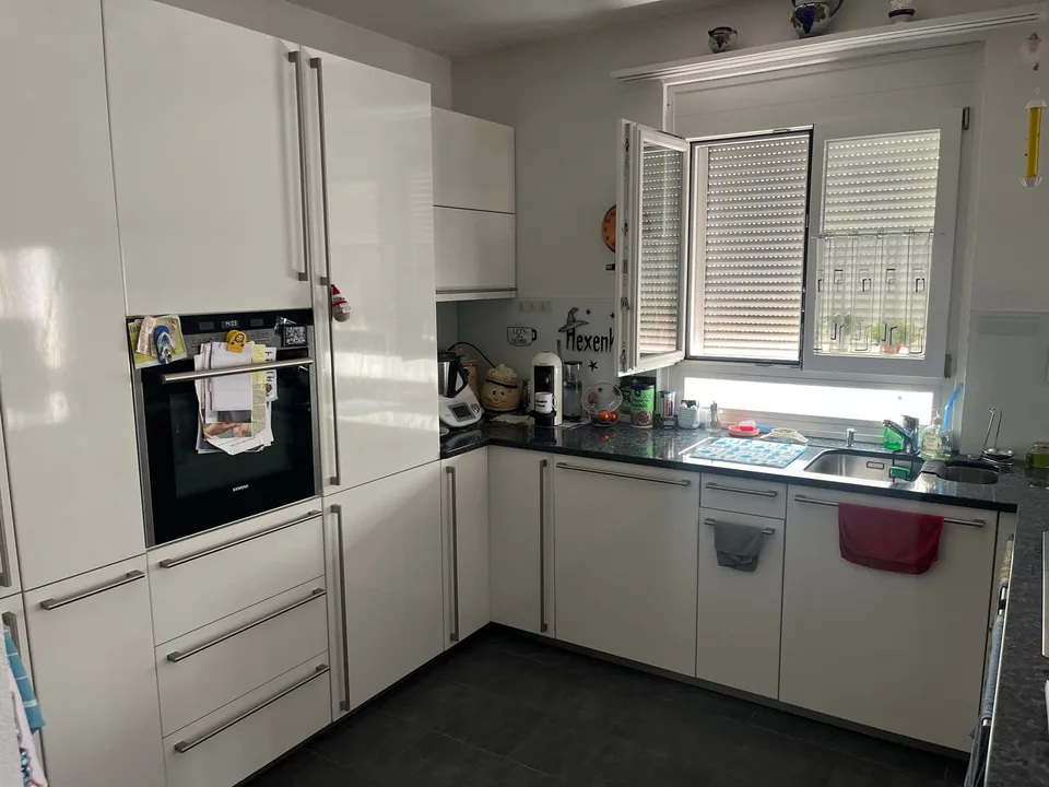 Charming single-family house with garage, winter garden, fondue room, and shed in a quiet location.