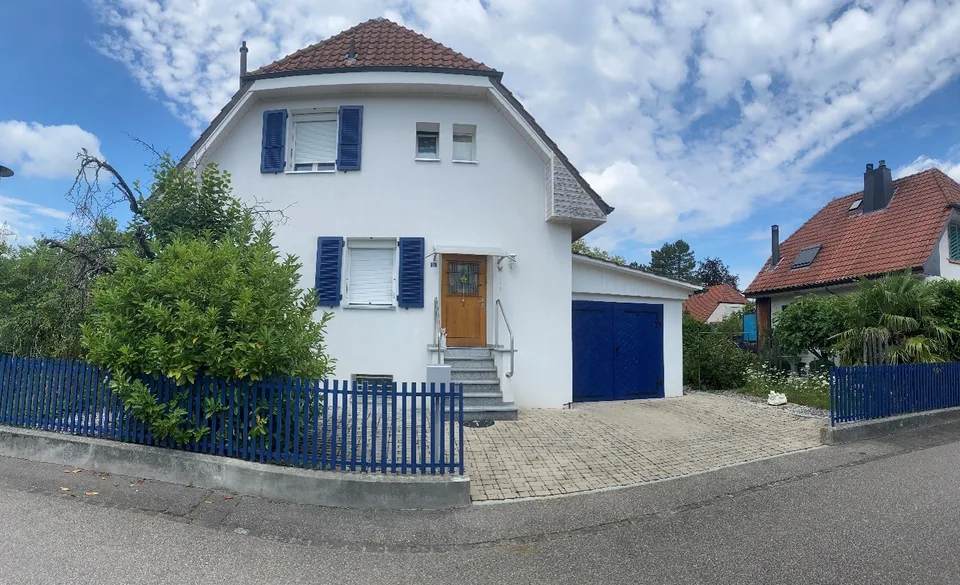Charming single-family house with garage, winter garden, fondue room, and shed in a quiet location.