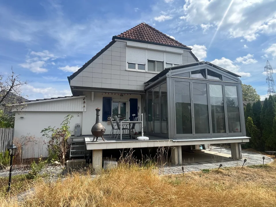 Charming single-family house with garage, winter garden, fondue room, and shed in a quiet location.