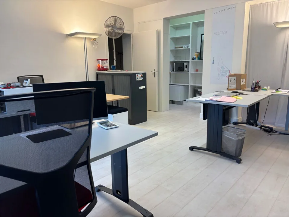Une place de travail en bureau partagé au centre-ville