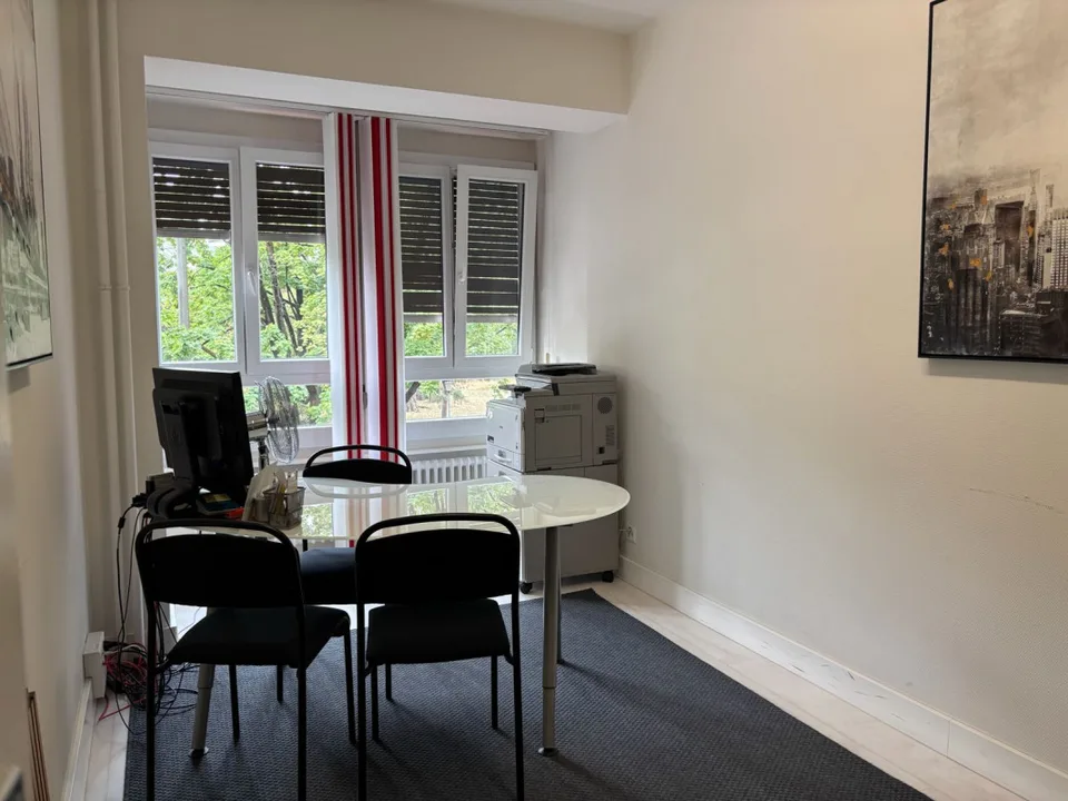 Une place de travail en bureau partagé au centre-ville