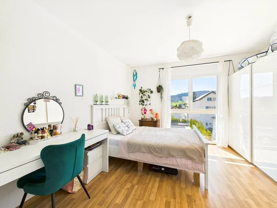 Casa unifamiliare moderna in una posizione tranquilla e soleggiata con un paradiso di giardino