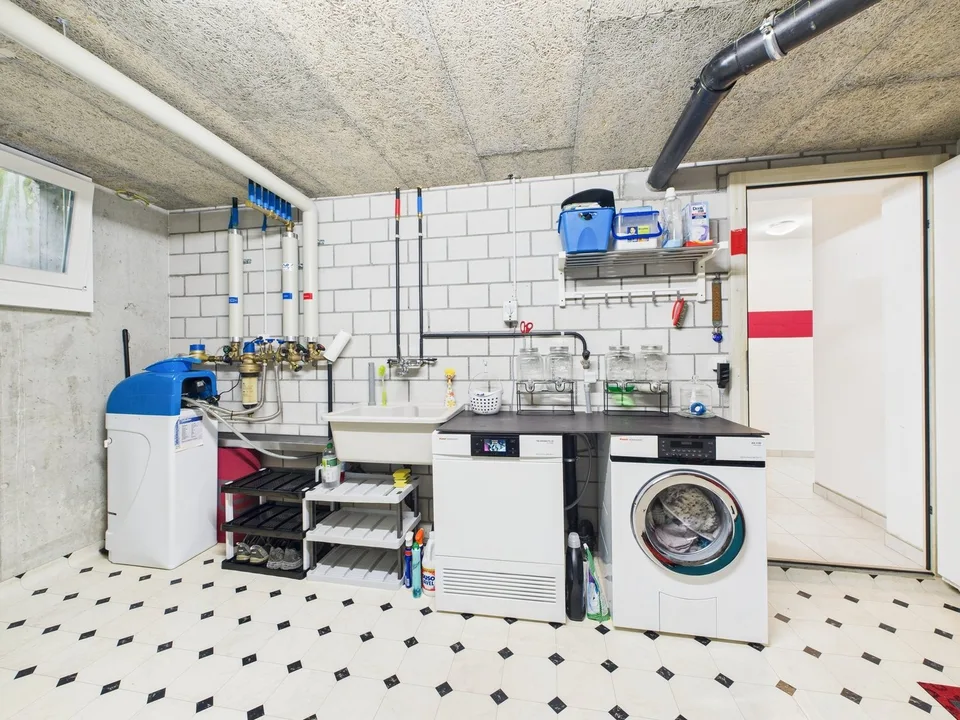 Casa unifamiliare moderna in una posizione tranquilla e soleggiata con un paradiso di giardino