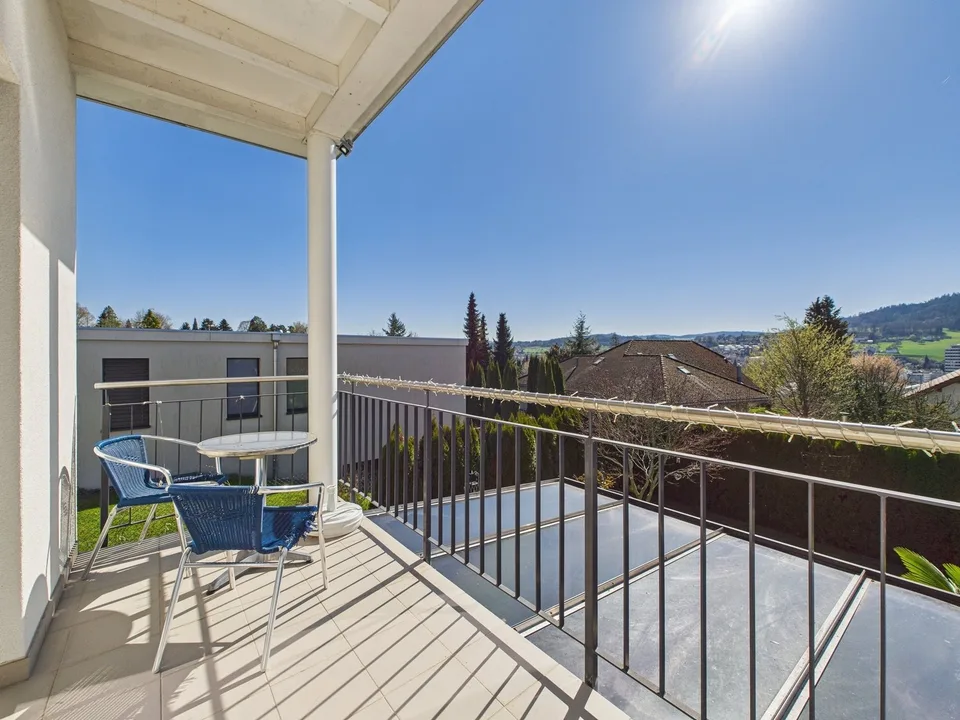 Casa unifamiliare moderna in una posizione tranquilla e soleggiata con un paradiso di giardino