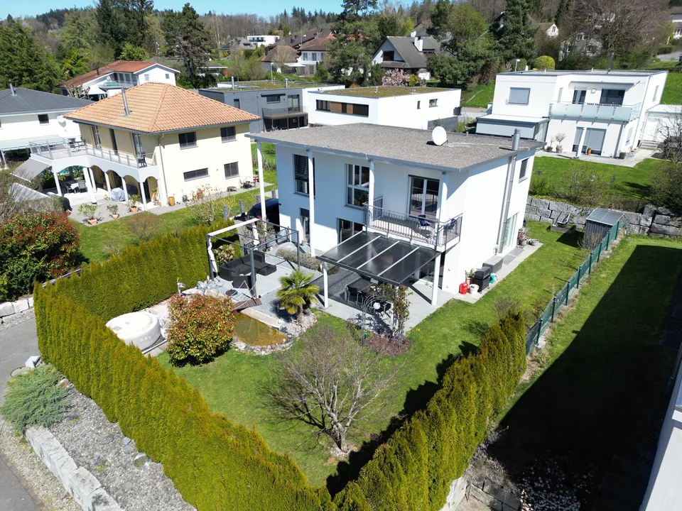 Casa unifamiliare moderna in una posizione tranquilla e soleggiata con un paradiso di giardino
