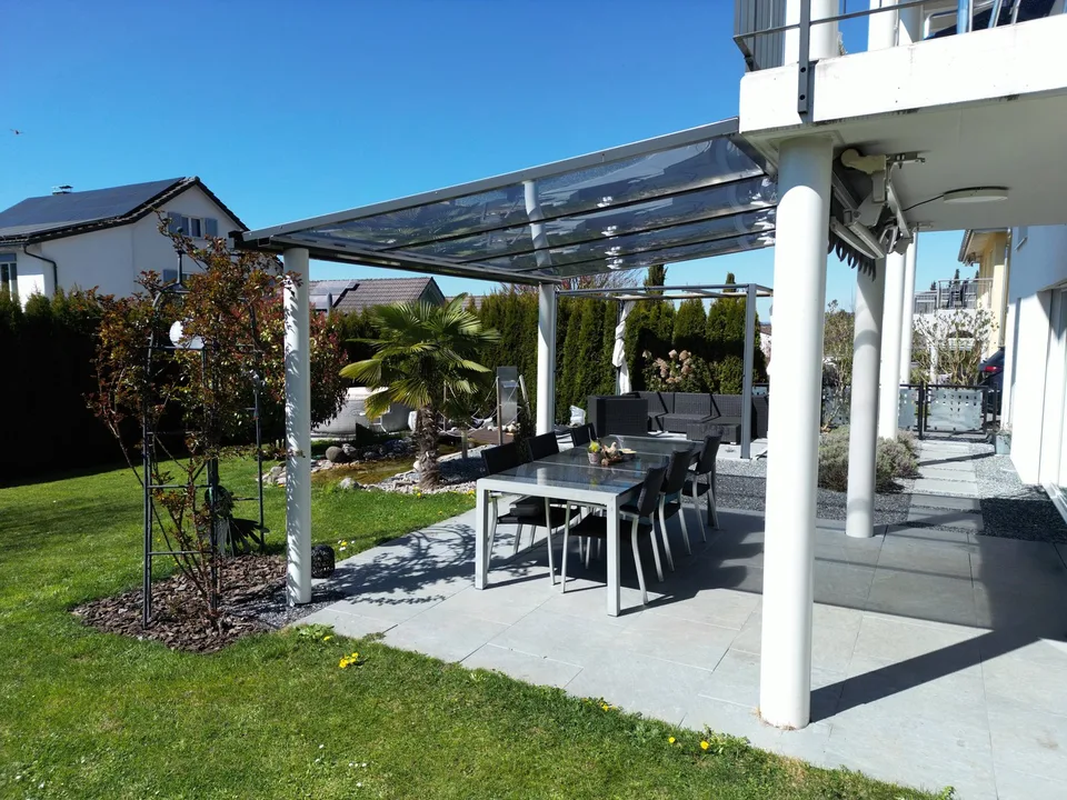 Casa unifamiliare moderna in una posizione tranquilla e soleggiata con un paradiso di giardino