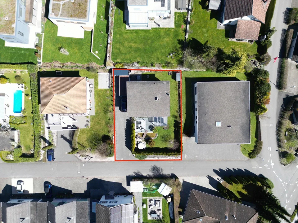 Casa unifamiliare moderna in una posizione tranquilla e soleggiata con un paradiso di giardino