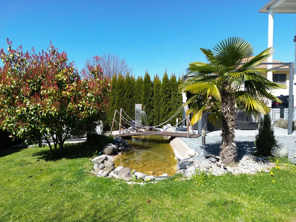Casa unifamiliare moderna in una posizione tranquilla e soleggiata con un paradiso di giardino