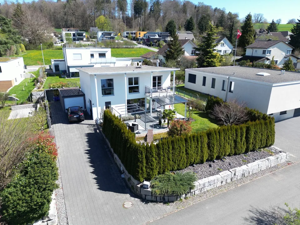 Casa unifamiliare moderna in una posizione tranquilla e soleggiata con un paradiso di giardino