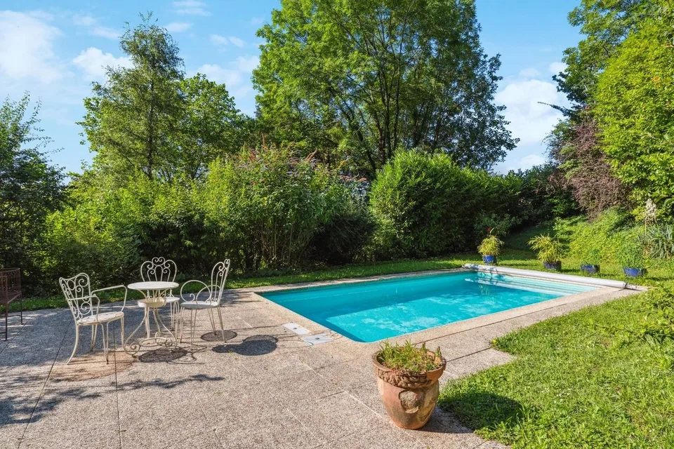 House with pool in a picturesque setting, with a view of the lake