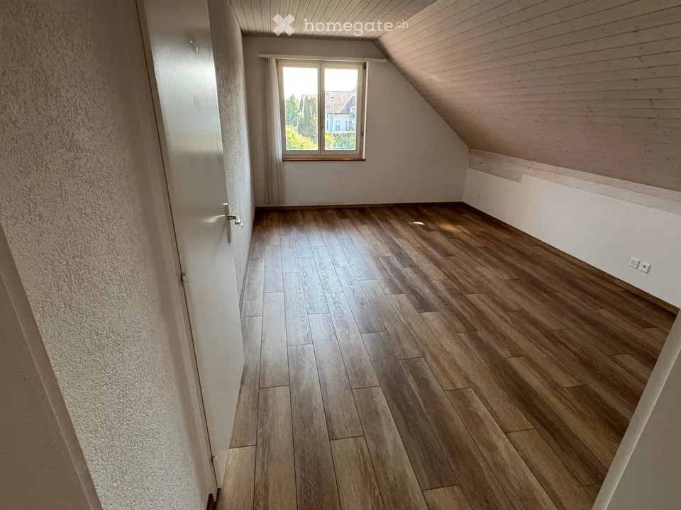 Grosszügige 4-Zimmer-Dachwohnung in Grafenried