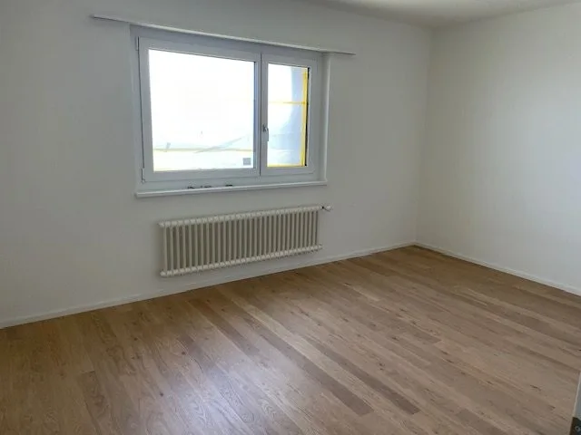 Appartement de 4 pièces rénové à louer au haut rez-de-chaussée