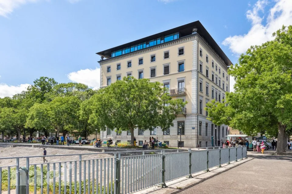 In the heart of the city of Neuchâtel, by the lake