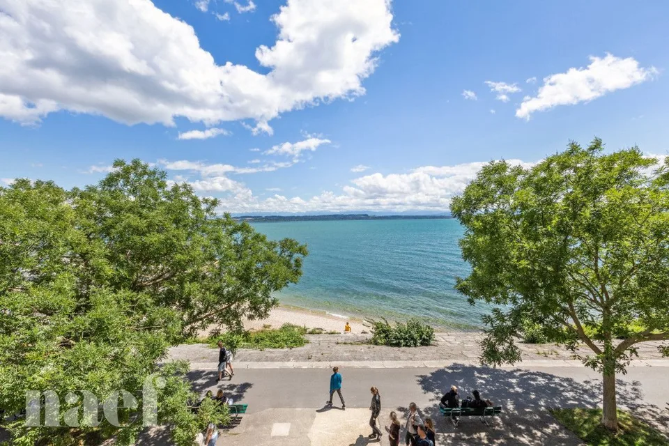 In the heart of the city of Neuchâtel, by the lake