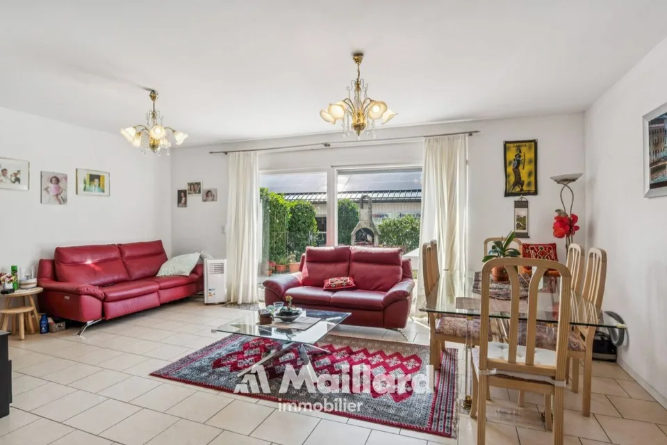 Charmante maison contiguë avec jardin à Perroy