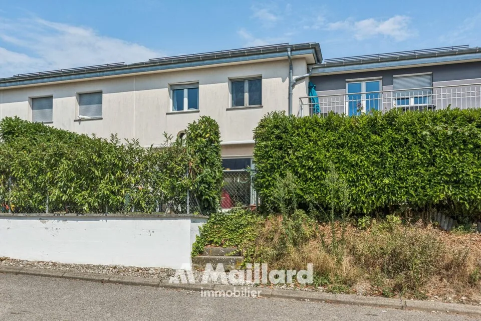 Charmante maison contiguë avec jardin à Perroy