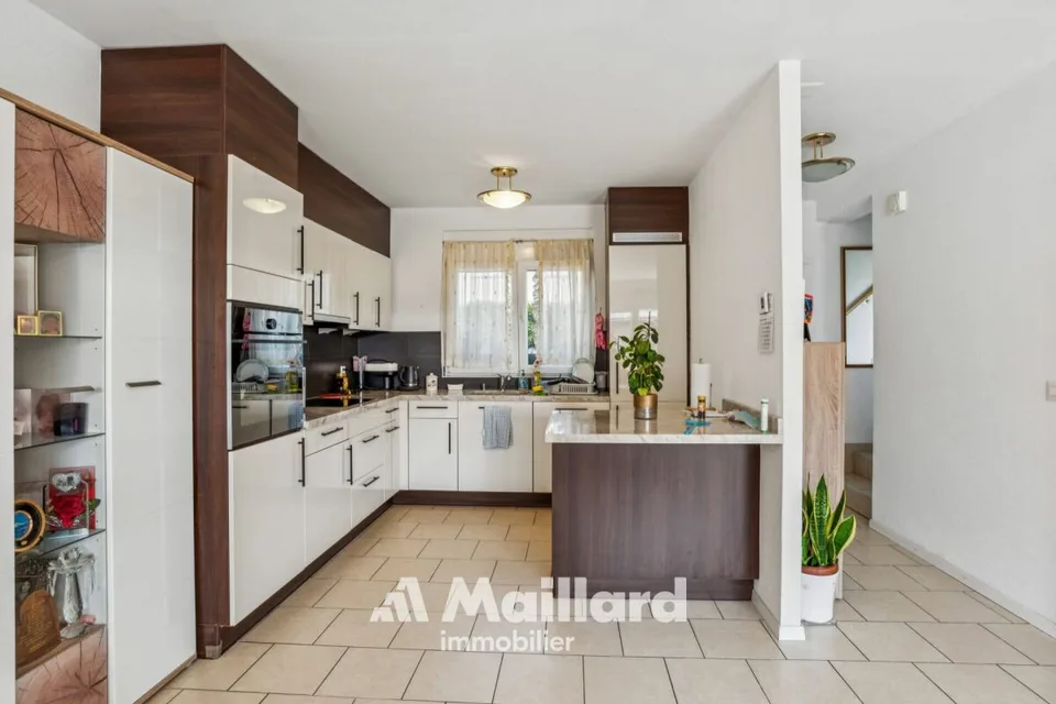 Charmante maison contiguë avec jardin à Perroy