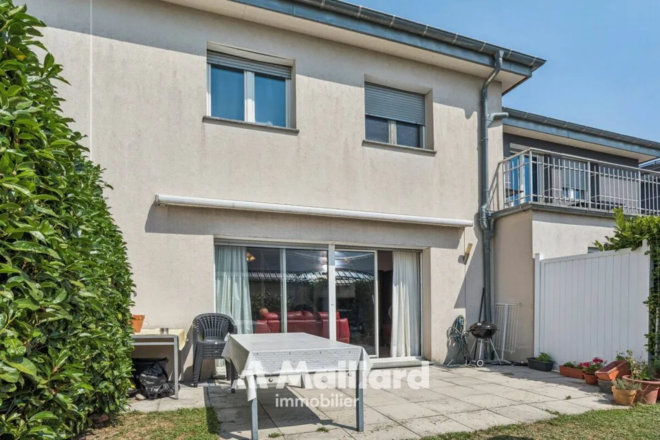 Charmante maison contiguë avec jardin à Perroy