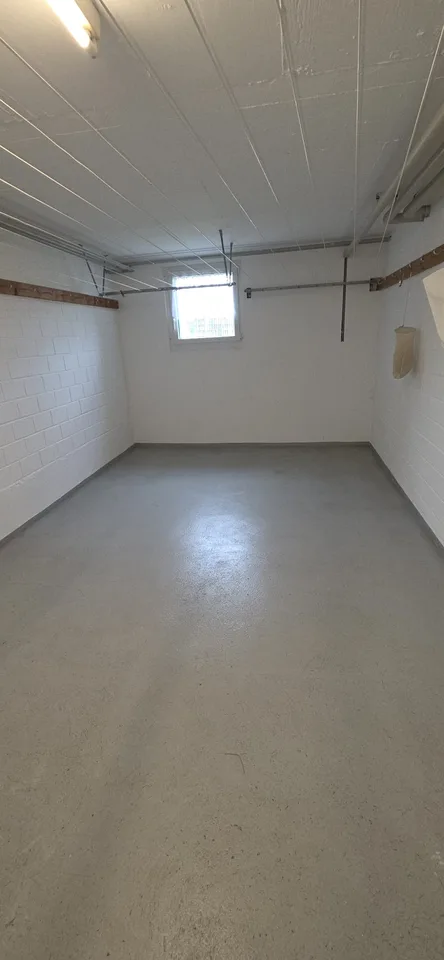 Versatile hobby/storage room for rent - approx. 37 m2