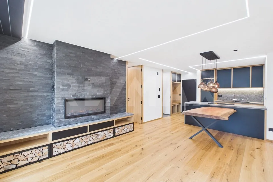 Rêve alpin : Appartement de 2,5 pièces rénové avec style et balcon