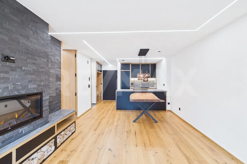 Rêve alpin : Appartement de 2,5 pièces rénové avec style et balcon